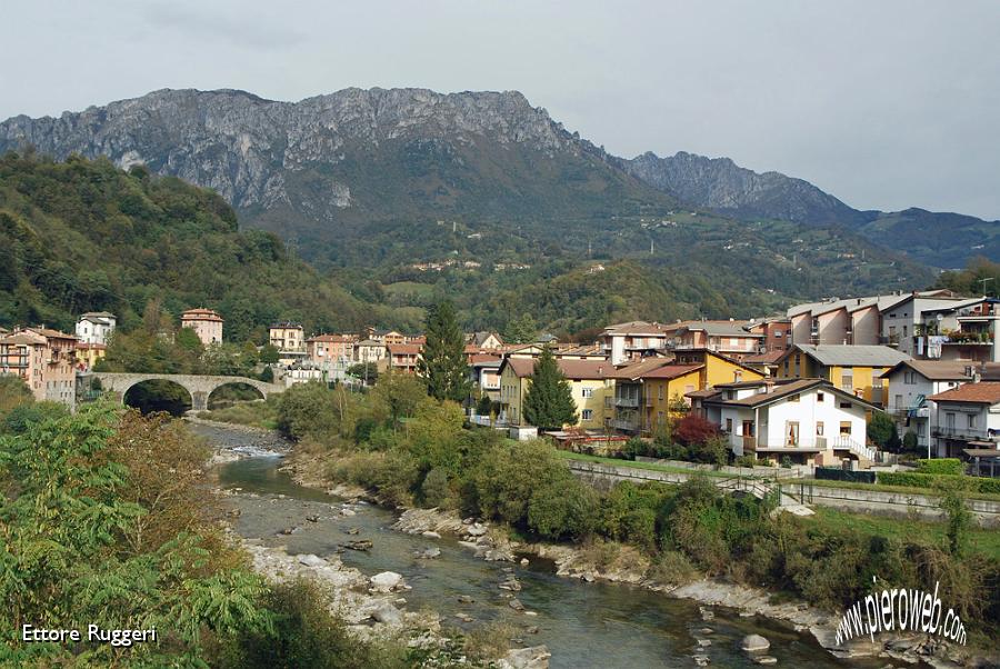 62 - vista dalla via Piazzalunga, sullo sfondo M.te Cancervo e M.te Venturosa ....JPG